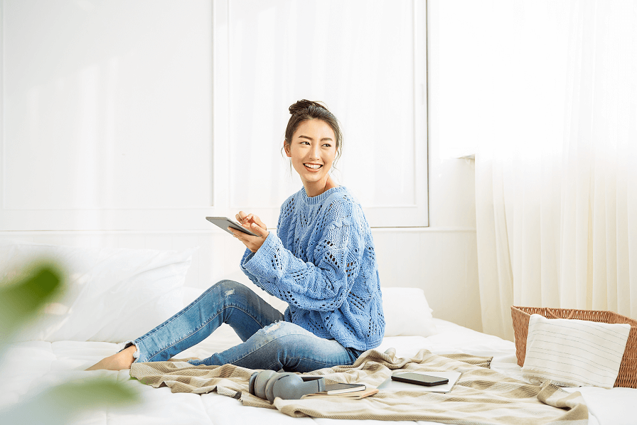 タブレットを楽しむ女性