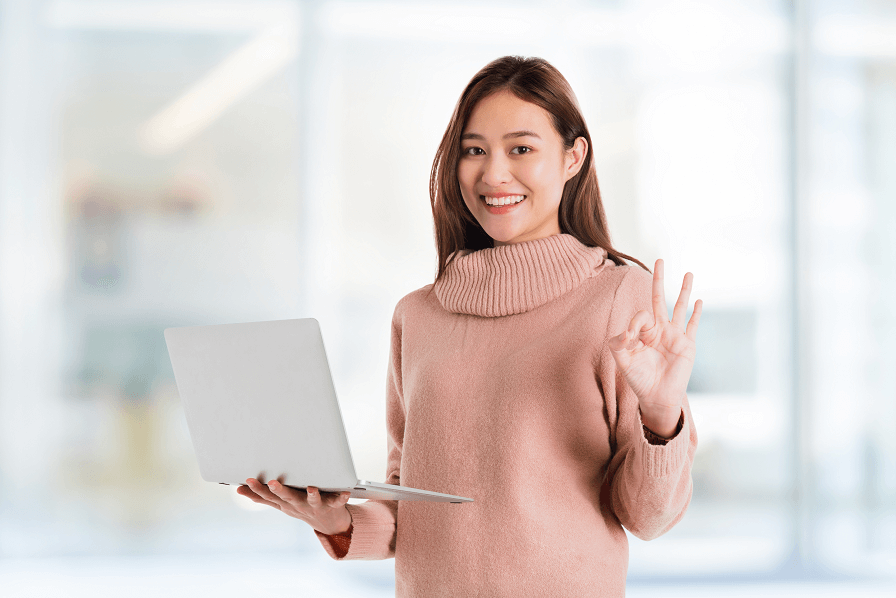 パソコン持つ女性