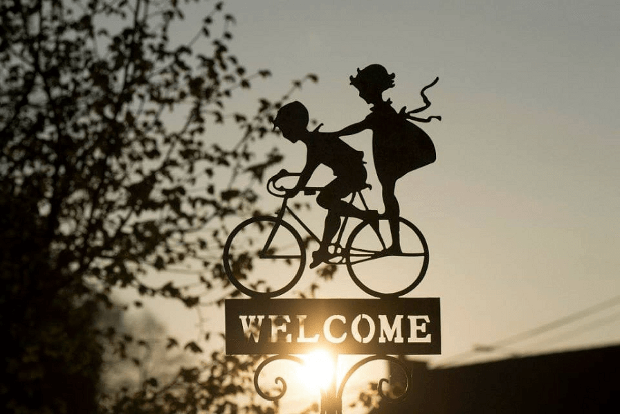 welcome 自転車に乗る若者