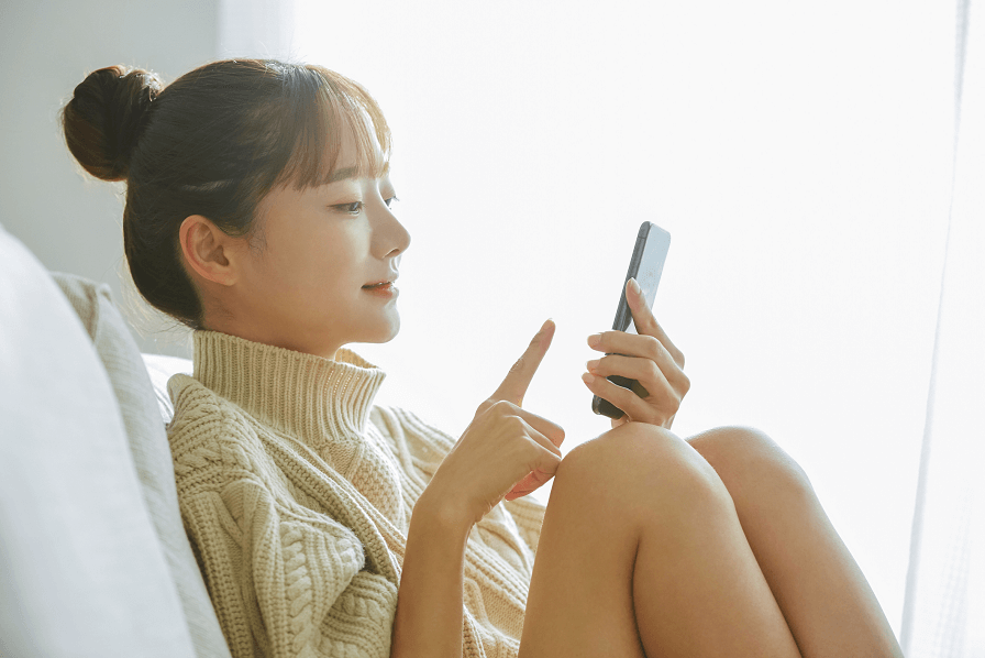 スマホを楽しむ女性