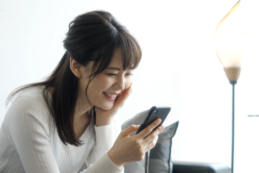携帯で楽しむ女性