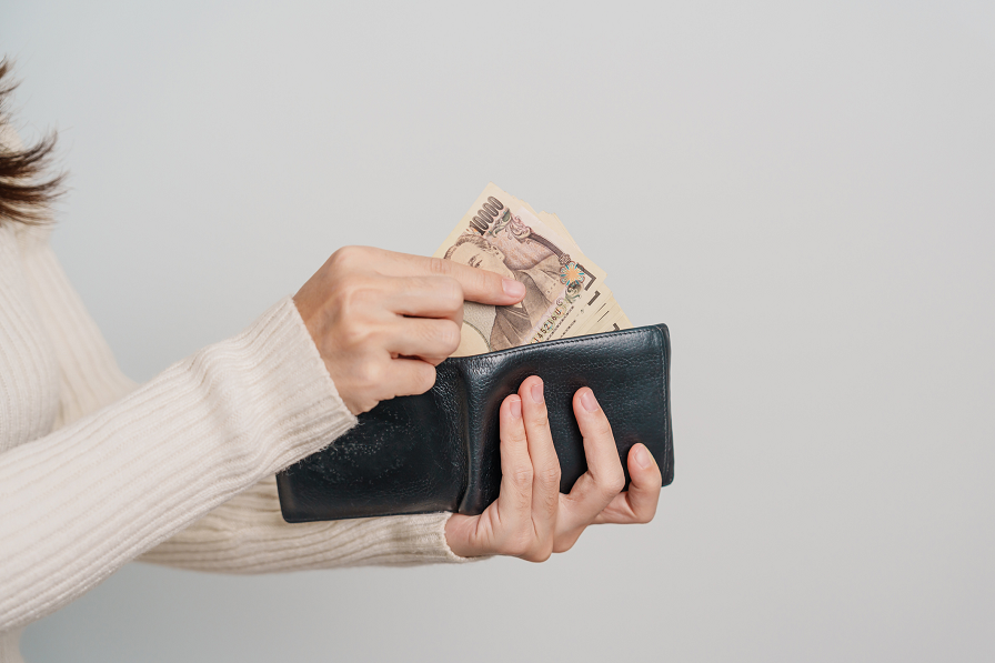 財布からお金を取る