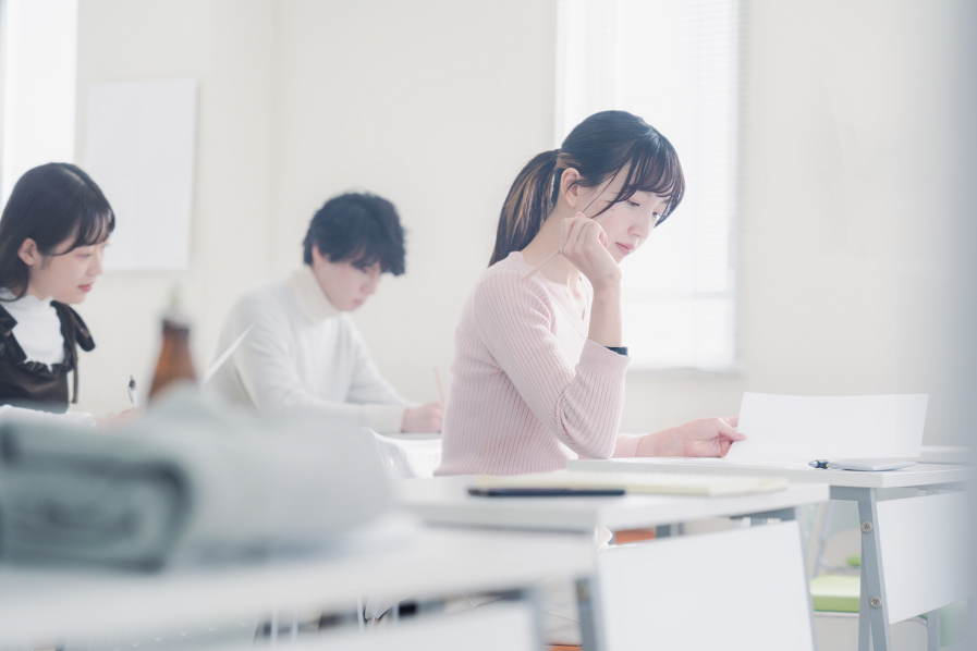 独学する女性
