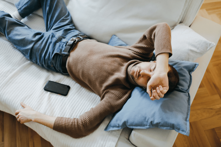 スマホを見て疲れた表情の若者