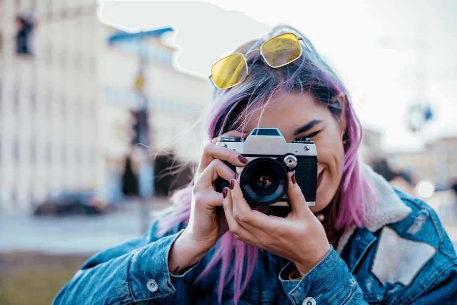 写真を撮る女性